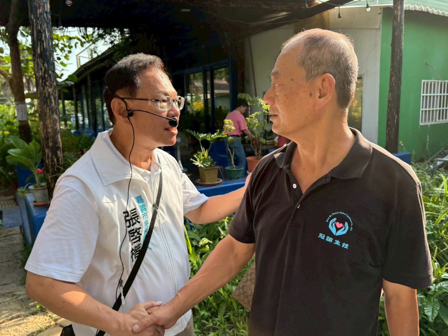 家戶拜訪過程中，張啓楷同步提出多項家庭照顧政策主張，強調打造「全國最友善育兒城市」。(圖／記者翻攝)