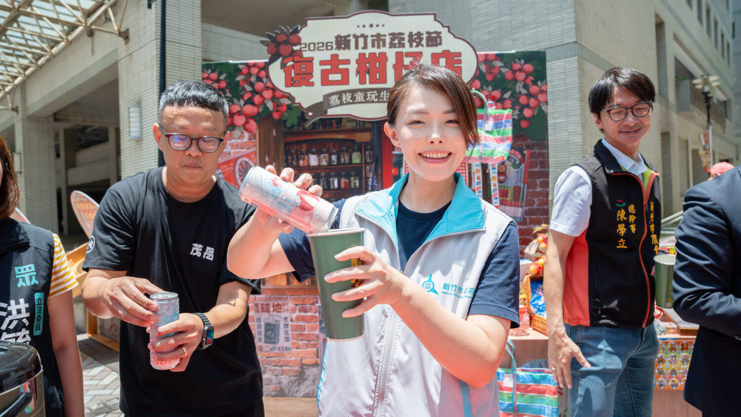 高虹安親手調製限定版荔枝消暑飲品。（圖/記者黃溎芬翻攝）