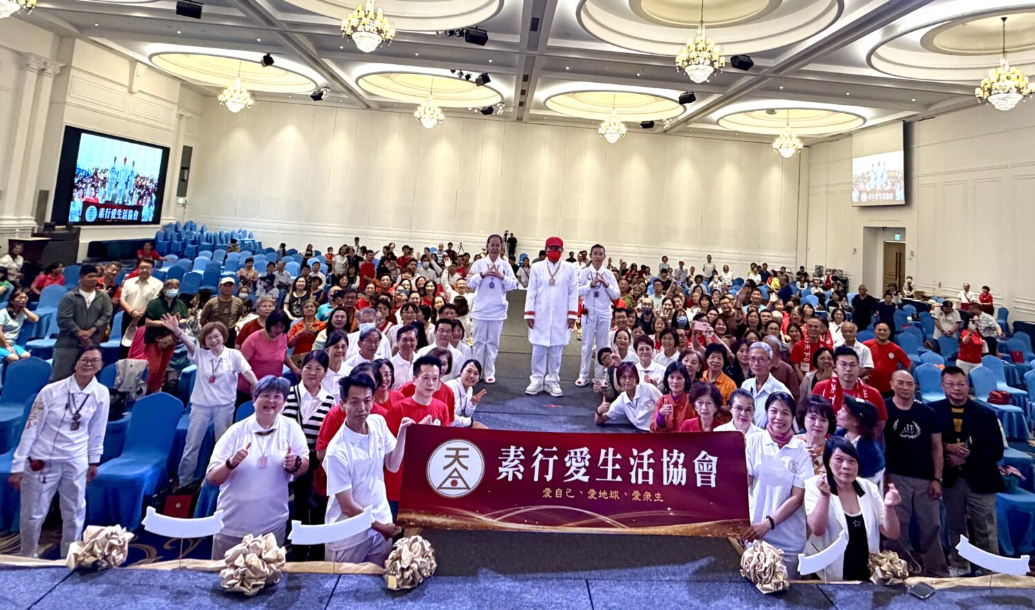 素行愛生活協會於台中臻愛花園飯店舉辦《非金錢財富觀》新書發表暨生命能量講座，邀請一天大人向與會民眾分享「提升生命能量、降低生活需求」的核心理念，吸引大批民眾到場聆聽。（圖／記者林照東攝）
