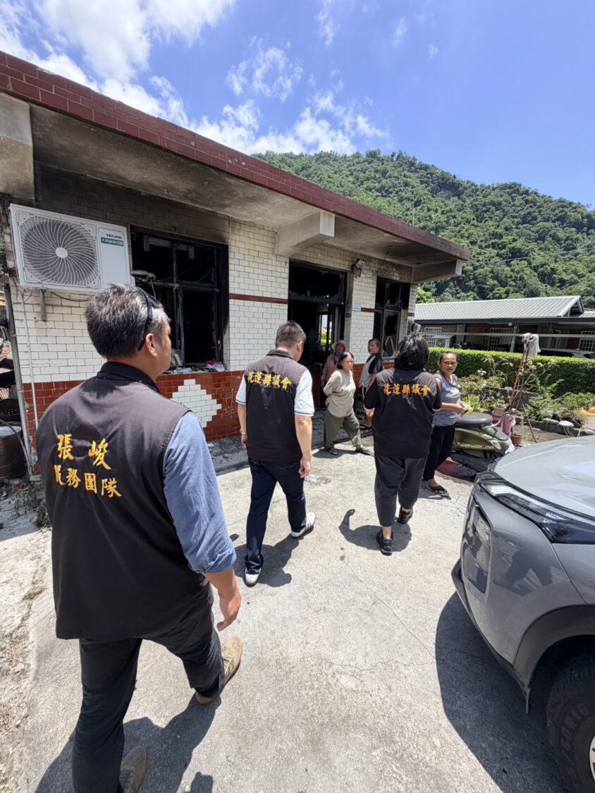 張峻（左二）帶領服務團隊來到卓溪鄉卓樂部落關懷火災受災戶，盼協助受災家庭早日重建家園，同時肯定防災協作中心及各界投入救援安置工作的努力。（圖／記者 趙靜姸翻攝）