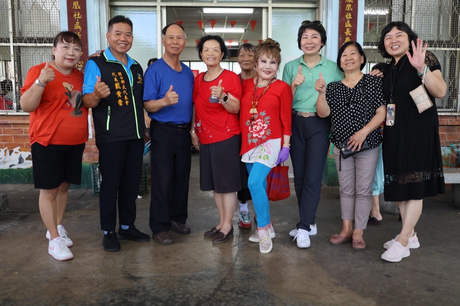 文教獅子會創會長陳美仁博士（右三）與客家藝人澎澎（中）及社區幹部、志工合影留念，共同推廣客家文化與社區公益活動。（圖／記者林照東翻攝）