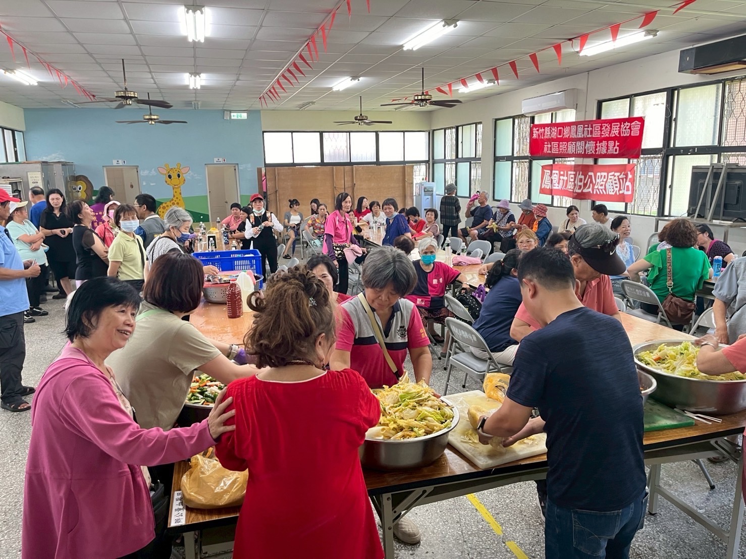 社區民眾齊聚鳳凰社區活動中心參與客家泡菜DIY體驗，透過實作認識客家飲食文化，現場互動熱絡。（圖／記者林照東翻攝）
