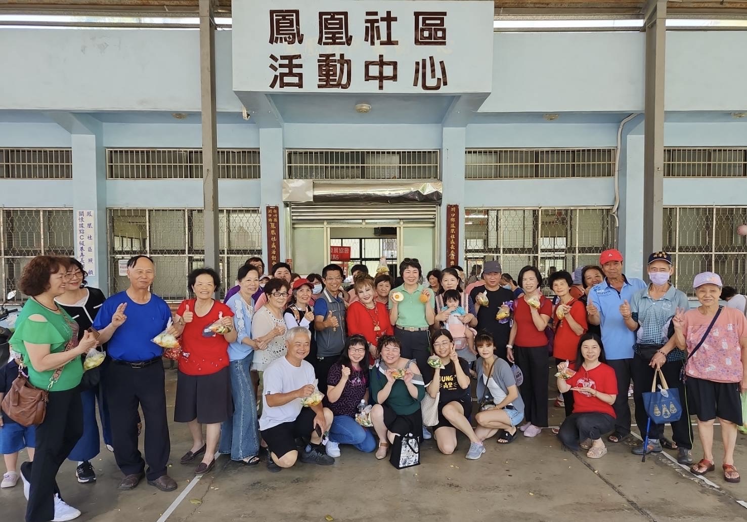 湖口鄉鳳凰社區活動中心舉辦「澎澎來作秀－唱客家歌・做客家泡菜」同樂活動，吸引上百位鄉親熱情參與，展現社區凝聚力。（圖／記者林照東翻攝）