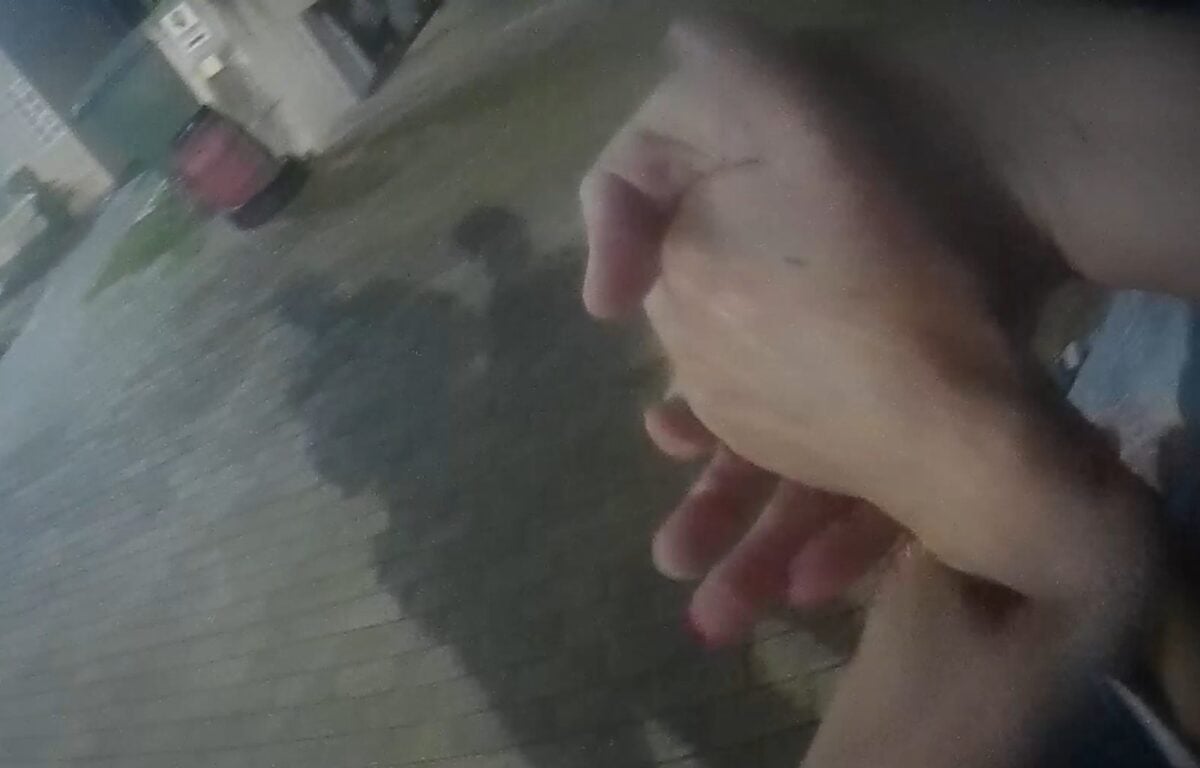 ▲男子外出買晚餐不慎跌倒，雙腿無理寸步難行，在員警耐心陪伴下，終於平安達陣返抵家門。