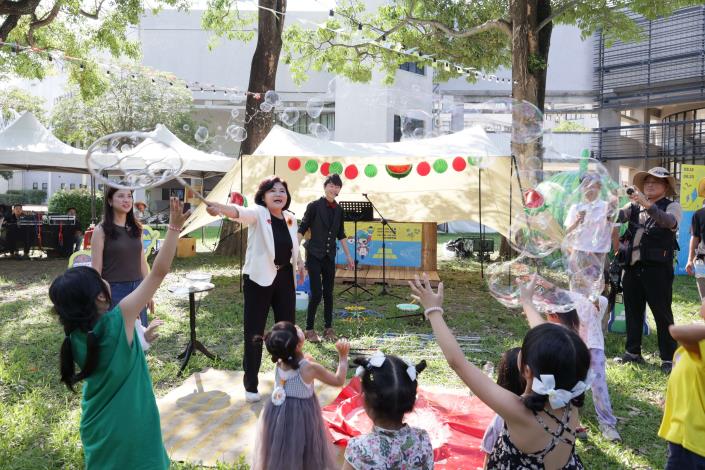 ▲涼夏×潮爽市集熱鬧登場，張麗善縣長特地到場與大小朋友同樂。(記者劉峻文攝)