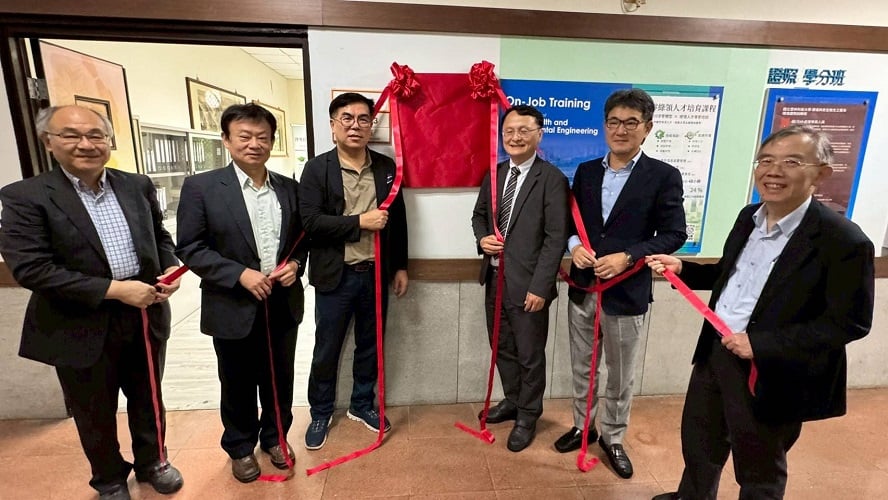 ▲中區綠領人才培育中心雲科大揭牌，產官學攜手推動淨零轉型。(記者劉峻文攝)
