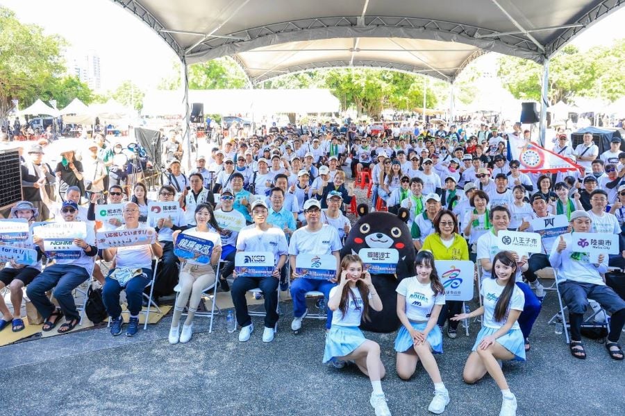 ▲高雄龍舟國際友誼賽各隊叫陣展現捨我其誰的奪冠氣勢，隨後各隊參賽代表共同擊鼓後，下水展開競賽。