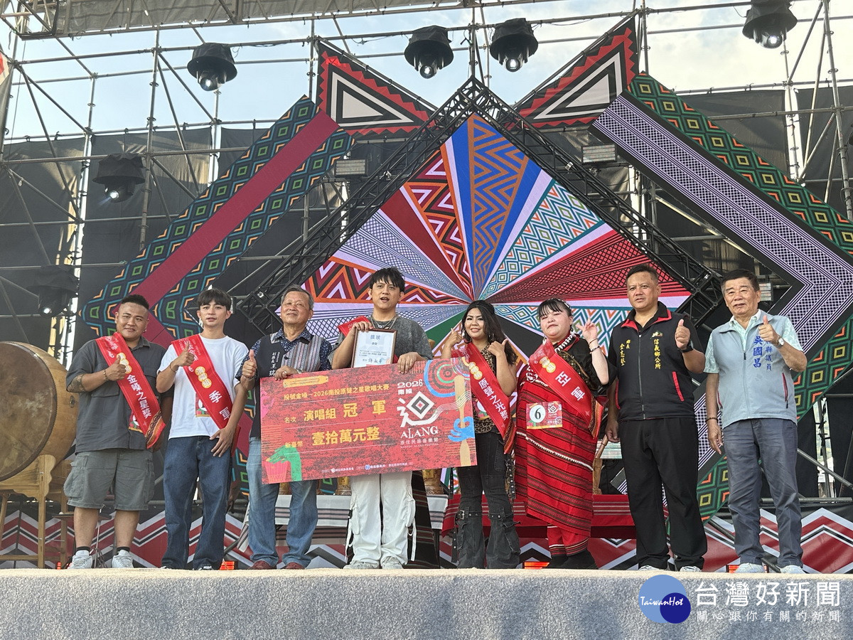 王副縣長等與演唱組優勝選手合影。（記者扶小萍攝）