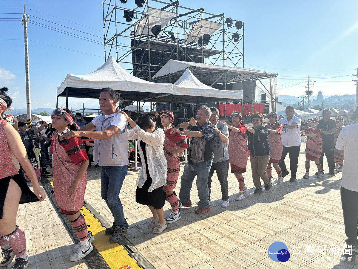 來賓們與民眾遊客一同歡唱。（記者扶小萍攝）