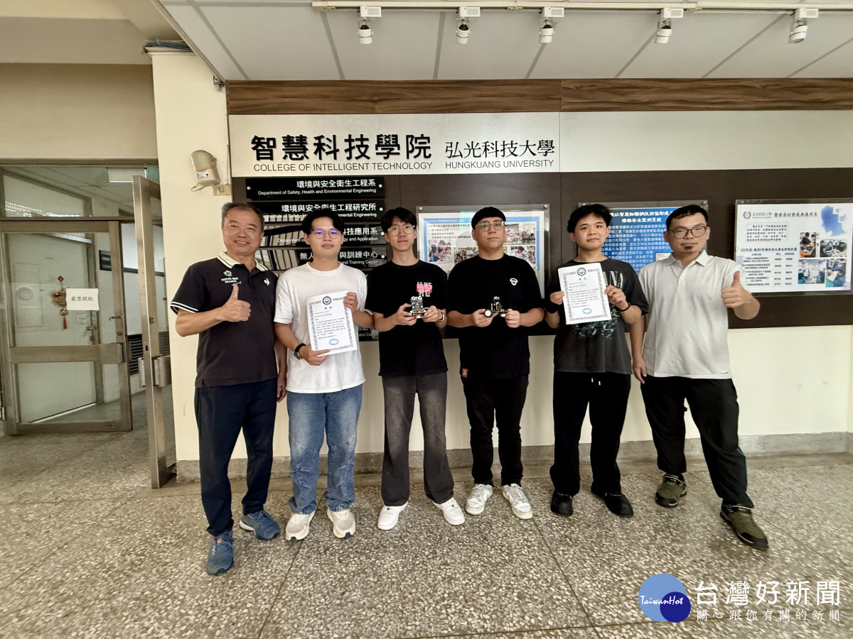 智科系副主任魏榮君（左一）及老師魏季宏（右一）指導學生參加「2026全國AI機器人應用大賽」，勇奪「MICROBIT主機板遙控競速賽組」金牌。