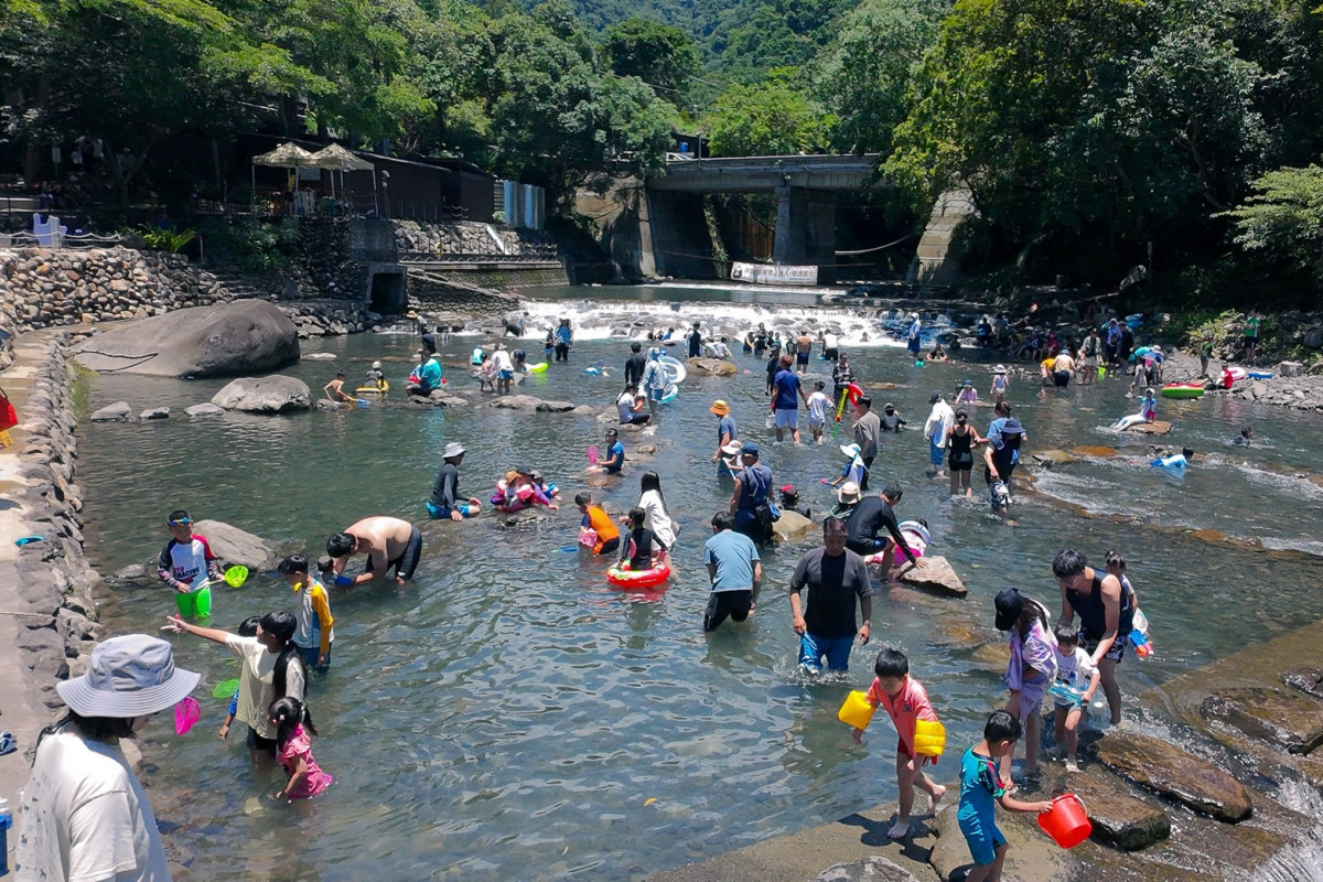觀光發展基金會營運的「宇內溪溫泉戲水區」人氣升溫，成為北橫地區暑假親子出遊熱門景點。