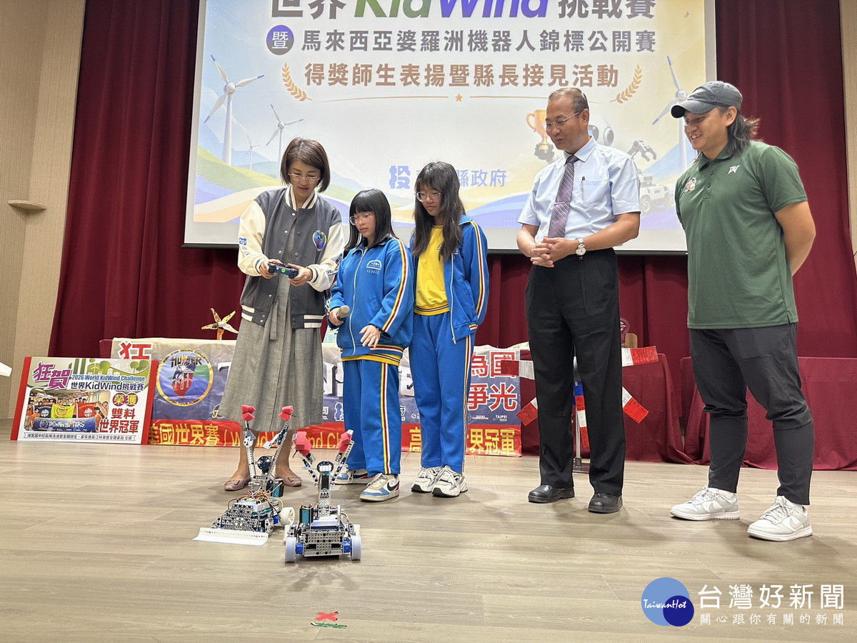 許縣長跟同學學操控機器人。（記者扶小萍攝）