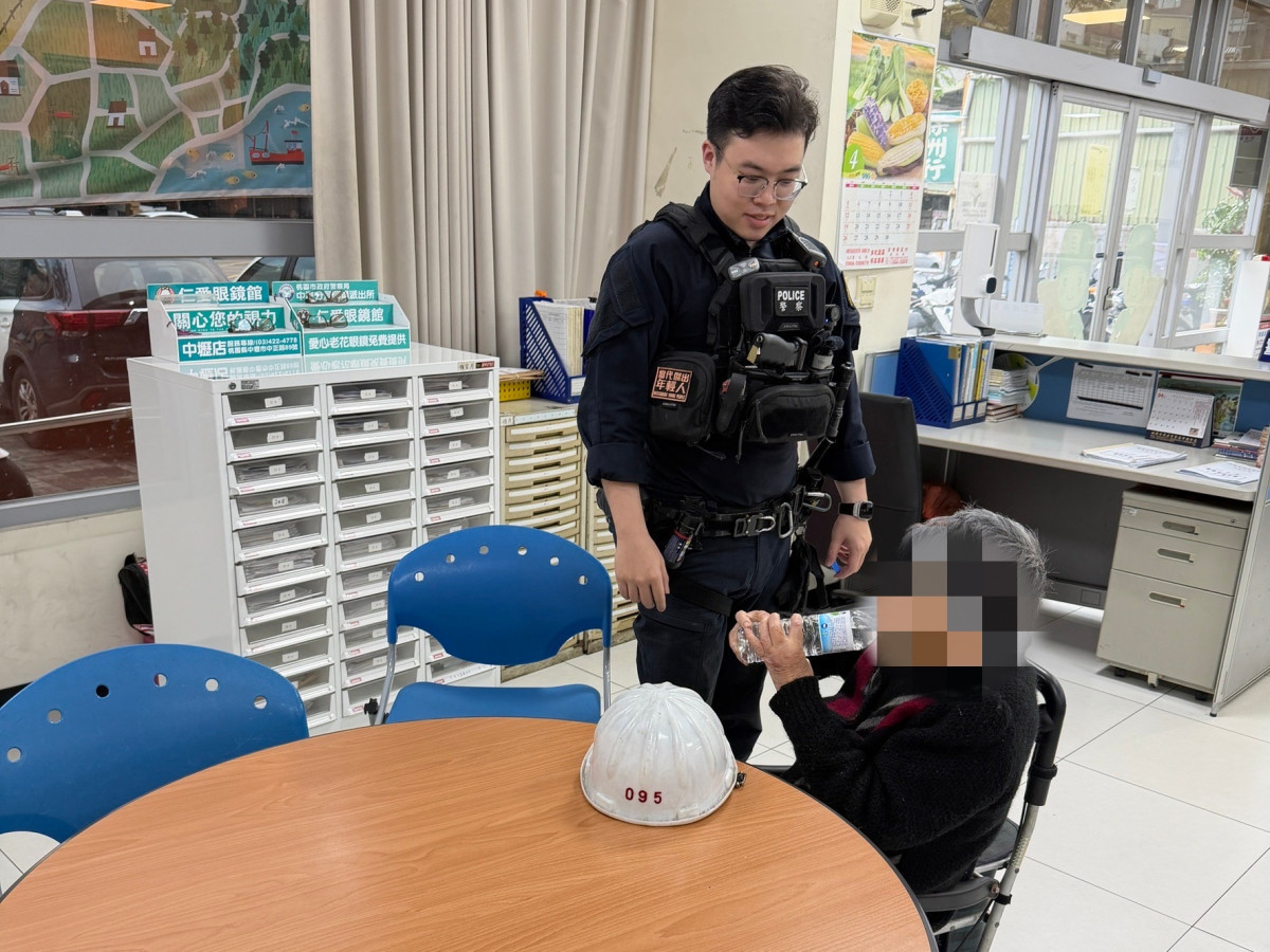  阿嬤偷偷「滑」出門散步迷途，員　 警暖心陪伴協助返家。
