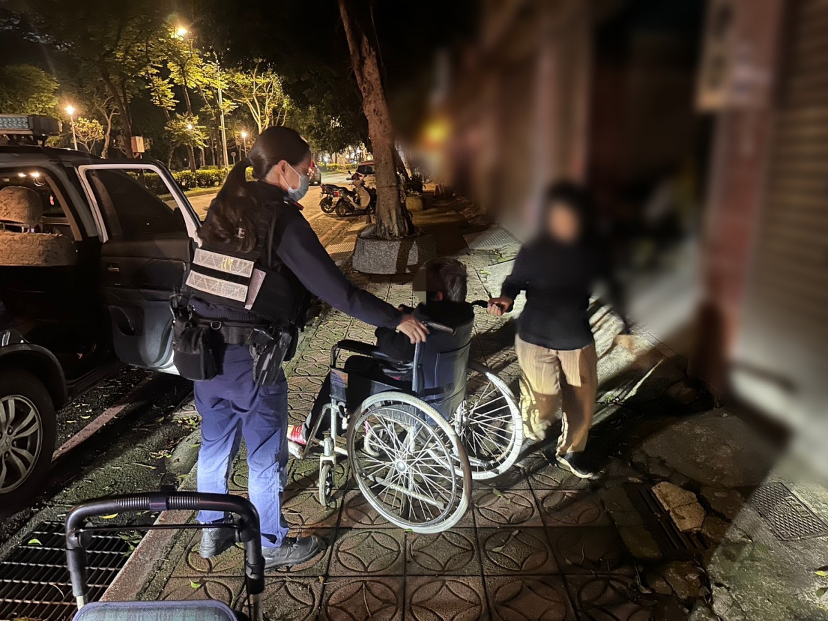  阿嬤偷偷「滑」出門散步迷途，員　 警暖心陪伴協助返家。