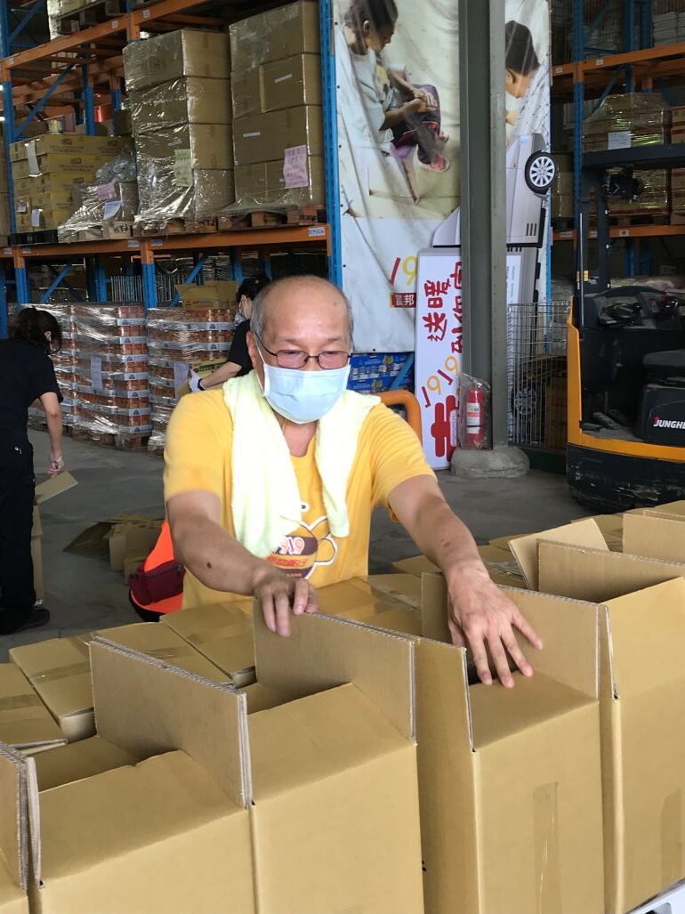 罹癌仍10度單車環台募愛 《大信的信心人生》感動問世 47 《圖說》邱大信到1919食物銀行八里倉庫幫忙整理食物箱 以寄送給弱勢案家。〈社會局提供〉