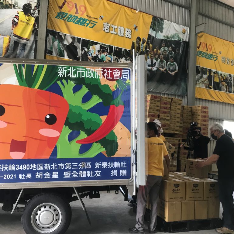 罹癌仍10度單車環台募愛 《大信的信心人生》感動問世 49 《圖說》新北市社會局與中華基督教救助協會合作 提供3輛惜食分享車全部投入惜食餘裕物資配送 將食材配送至老人、兒少共餐據點。〈社會局提供〉