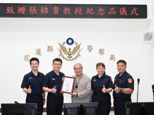 一面鏡子 一顆西瓜 道出領導與服務最重要的一堂課 花蓮縣警察局邀張錦貴教授分享 榜樣的力量 用故事啟發警察初心 22 %E5%9B%9B 25