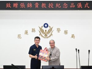 一面鏡子 一顆西瓜 道出領導與服務最重要的一堂課 花蓮縣警察局邀張錦貴教授分享 榜樣的力量 用故事啟發警察初心 23 %E4%BA%94 16