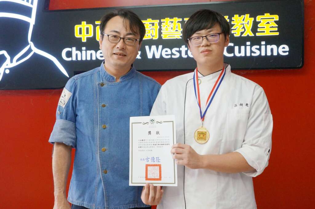 ▲大葉大學餐旅系林言叡老師(左)恭喜江昶慶同學(右)榮獲廚藝競賽金牌。（圖／記者林明佑翻攝）