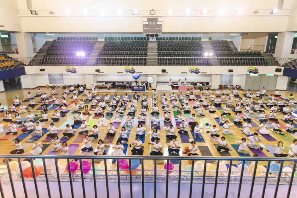 現場超過200位民眾一起體驗瑜珈體位 × 呼吸法 × 深層靜心。(圖/生活的藝術 提供)