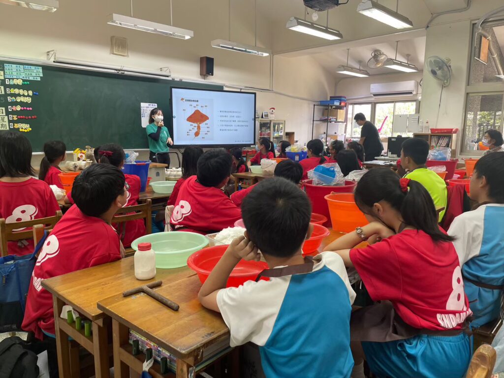 豐年農場將「一杯一菇」食農教育課程帶入校園，引導學生從咖啡渣再利用出發，認識菇類栽培與資源循環概念。 (圖／豐年靈芝菇類生態農場)