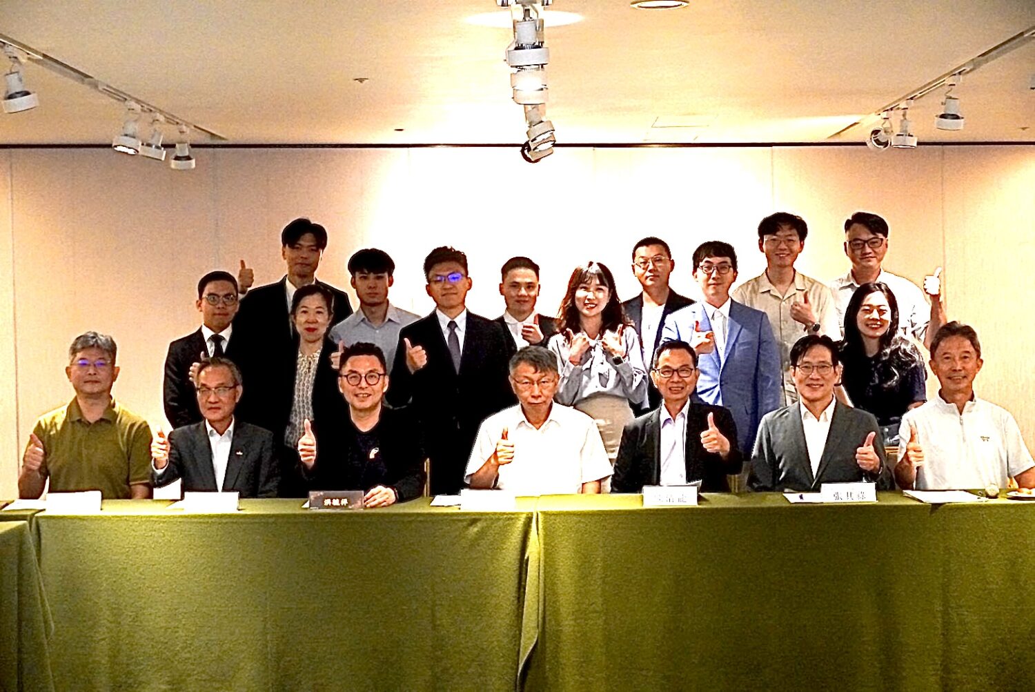 第五屆「眾智成城」博、碩士論文獎首次政策論壇暨入選獎頒獎典禮合影。（圖/台灣新故鄉智庫協會提供）