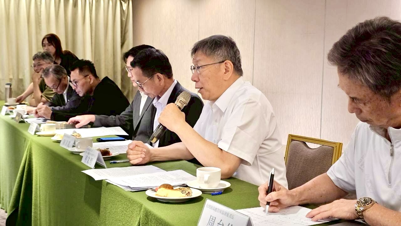 新故鄉智庫協會理事長柯文哲與入選青年研究者進行政策座談交流。（圖/台灣新故鄉智庫協會提供）