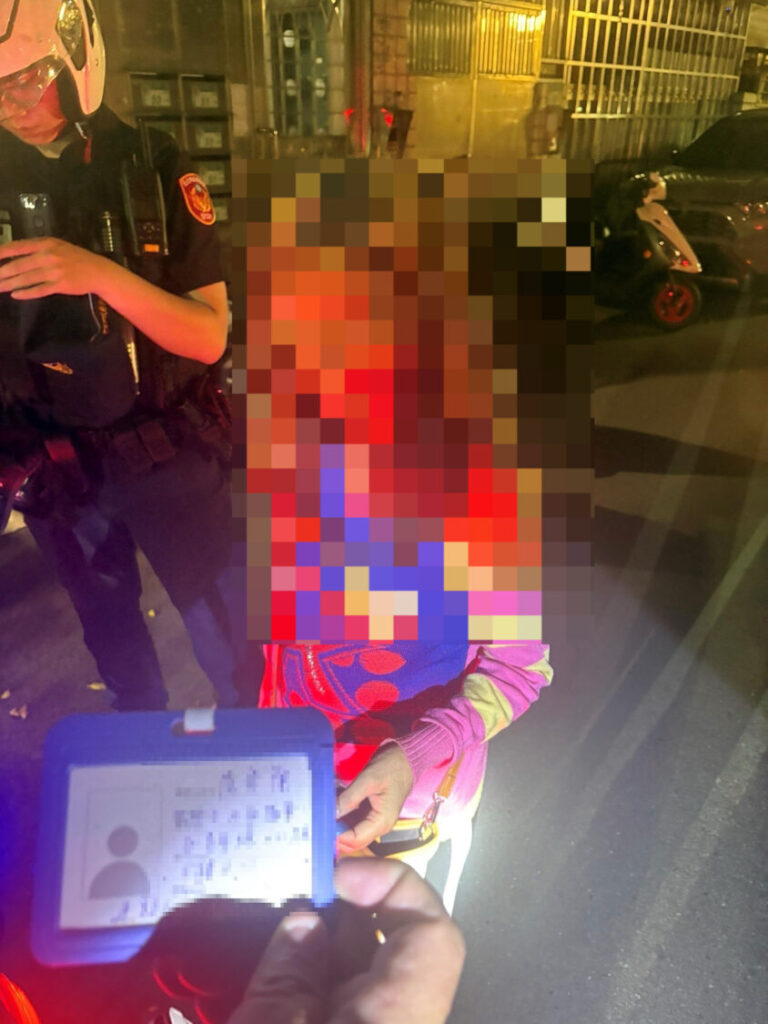員警獲報抵達現場上前關心婦人狀況。（圖／記者薛秀蓮 翻攝)