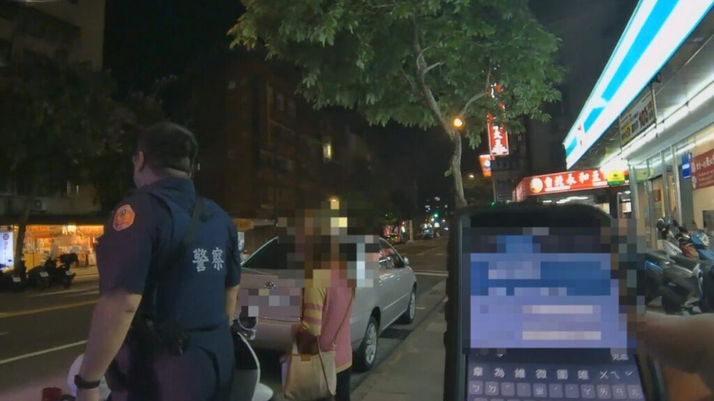 員警陪同婦人等候護送。（圖／記者薛秀蓮 翻攝)