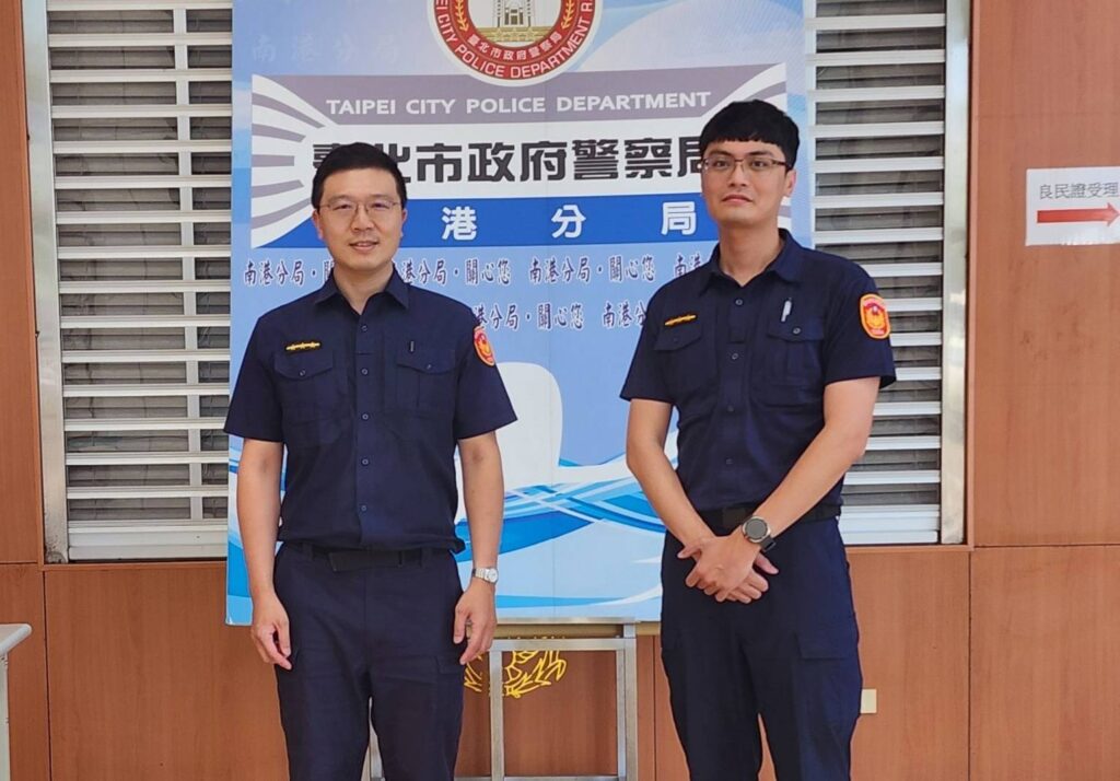 玉成派出所警員葛柏宏(左)、實務訓練生陳紀伸(右)。（圖／記者薛秀蓮 翻攝)
