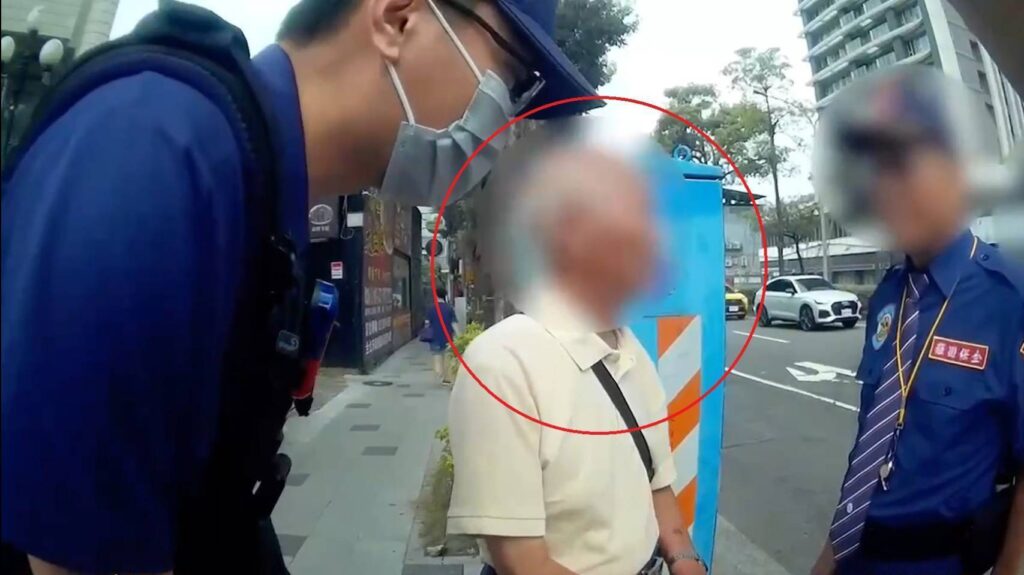 員警與行員共同向老翁勸組匯款。（圖／記者薛秀蓮 翻攝)