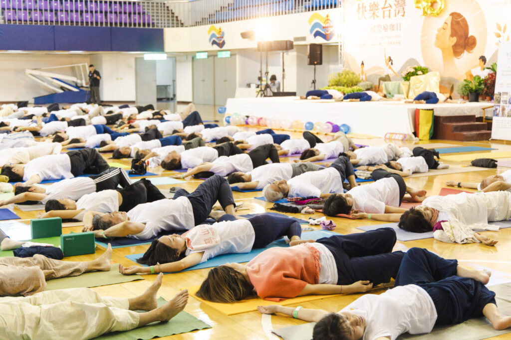 現場民眾一起體驗瑜珈體位 × 呼吸法 × 深層靜心。(圖／生活的藝術 提供)