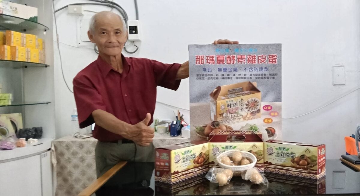 ▲保證責任高雄市恩典農特產品生產合作社總經理黃高登展示「那瑪夏酵素土雞皮蛋」系列產品，強調採用玉山泉水飼養土雞所產鮮蛋製作，主打無鉛、無重金屬、不含防腐劑，以天然健康特色打造原鄉優質農產品牌。