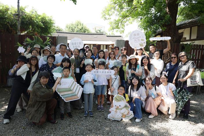 ▲【微冊食光漫遊】走進大埤百年三秀園，吸引眾多親子家庭及民眾熱情參與。(記者劉峻文攝)