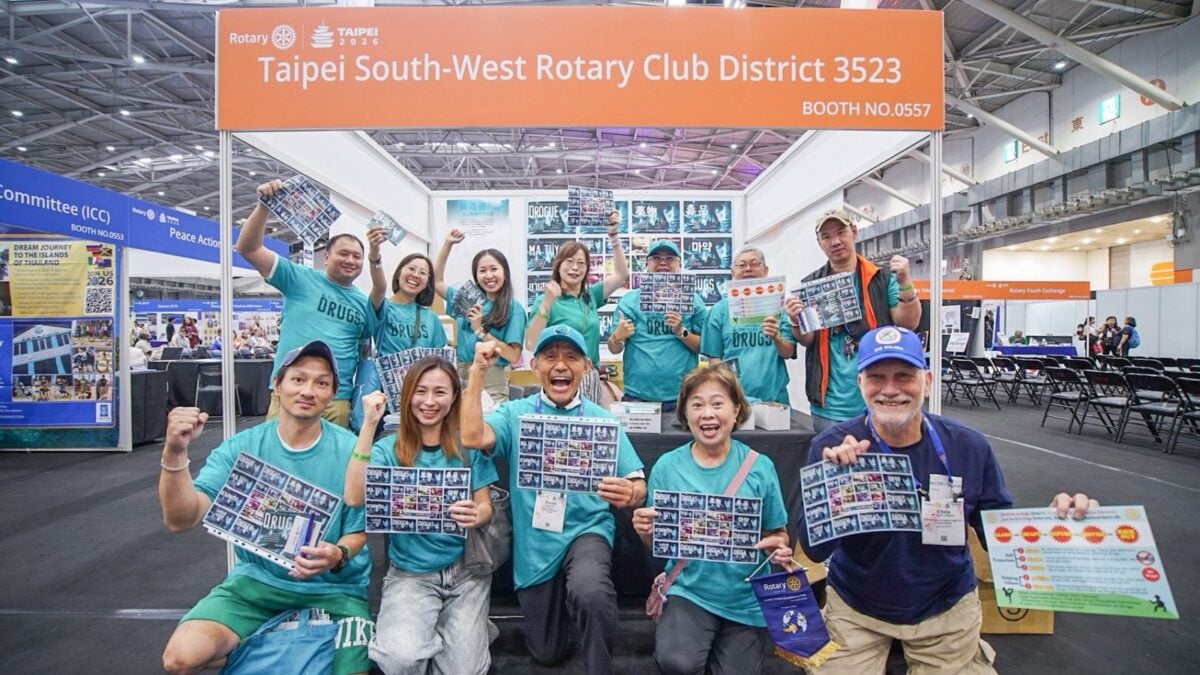 ▲台北市西南扶輪社奚臺楊醫師帶領志工們傳遞「預防反毒教育」理念。