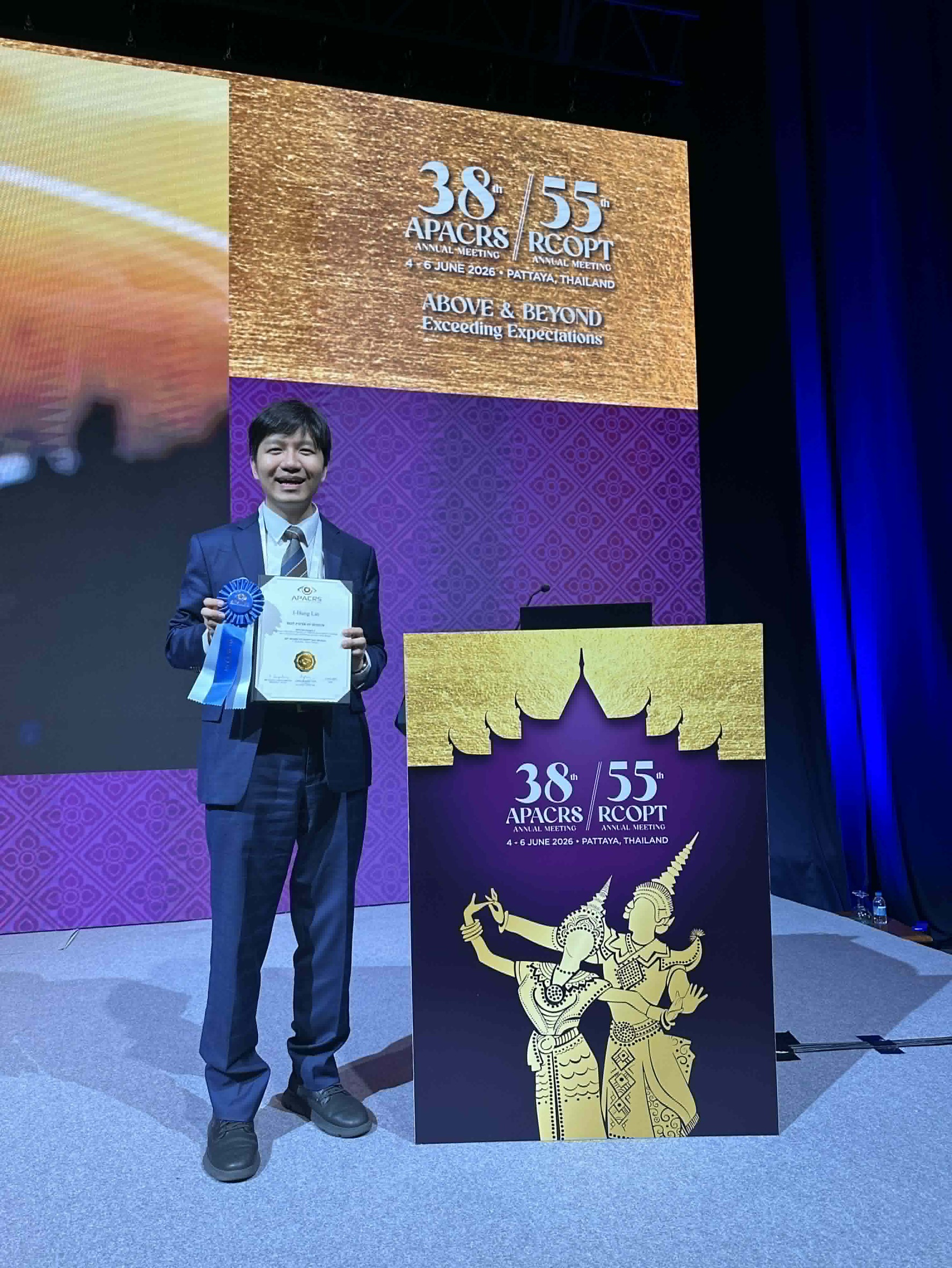台北站前諾貝爾眼科林宜鴻院長,在本次泰國Pattaya舉辦的「2026亞太地區白內障及屈光手術醫學會年會/38th APACRS」,榮獲「Free Papers: Refractive Surgery Session」發表第一名榮譽。諾貝爾醫療集團/提供