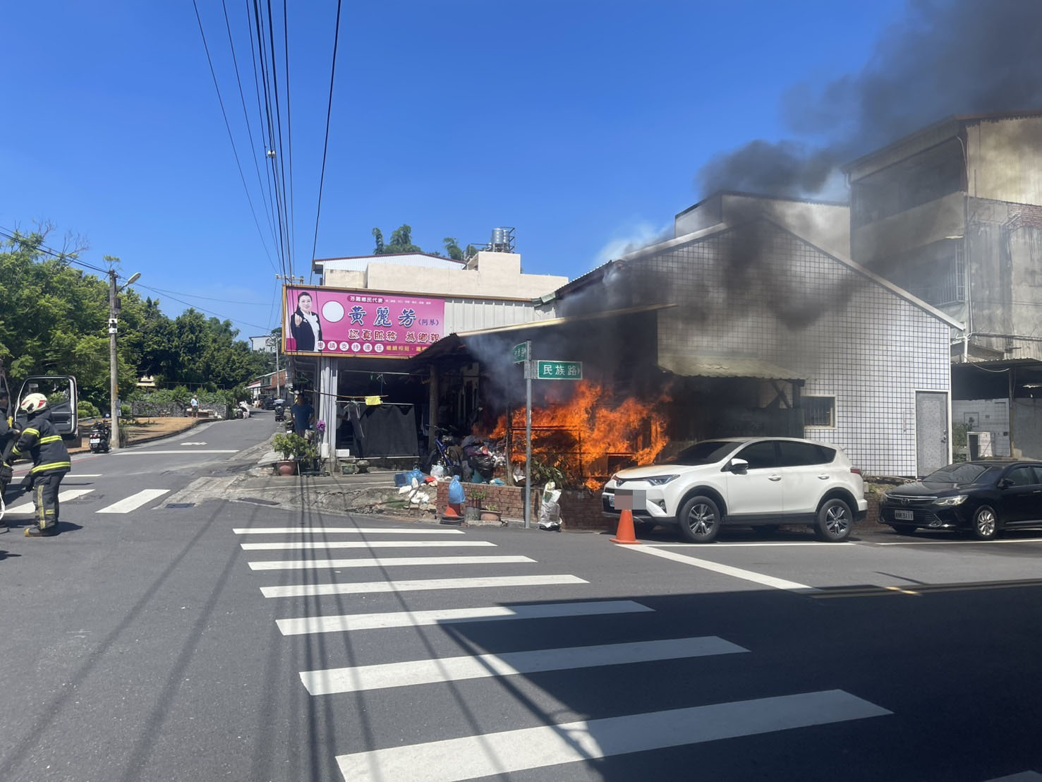 悚！芬園回收物堆放起火狂燒　火舌吞噬休旅車畫面驚險