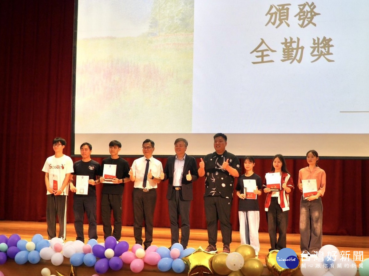 暨大緬甸特輔班結業典禮頒發學期全勤獎，表彰並鼓勵在華語學習道路上始終保持積極、風雨無阻的優秀學子。（暨大提供）
