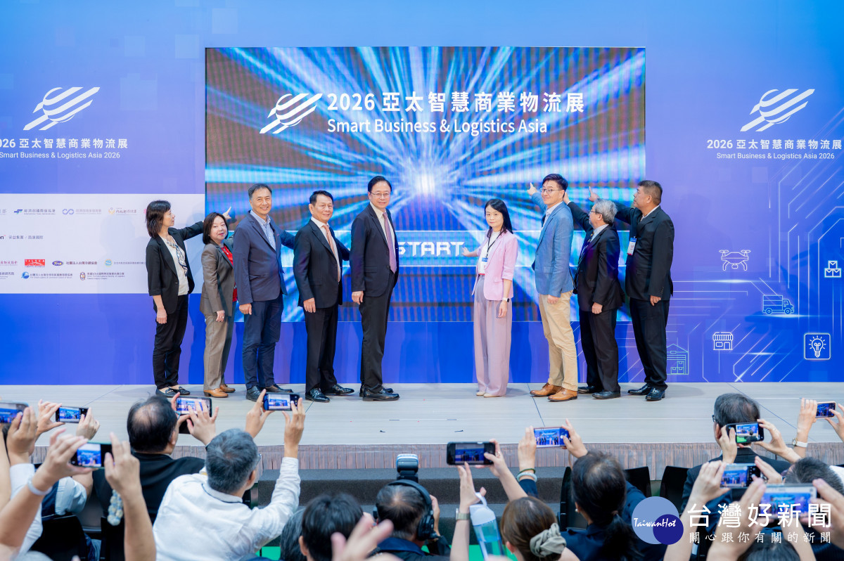 桃園市長張善政出席「2025亞太智慧商業物流展」開幕與貴賓合影。