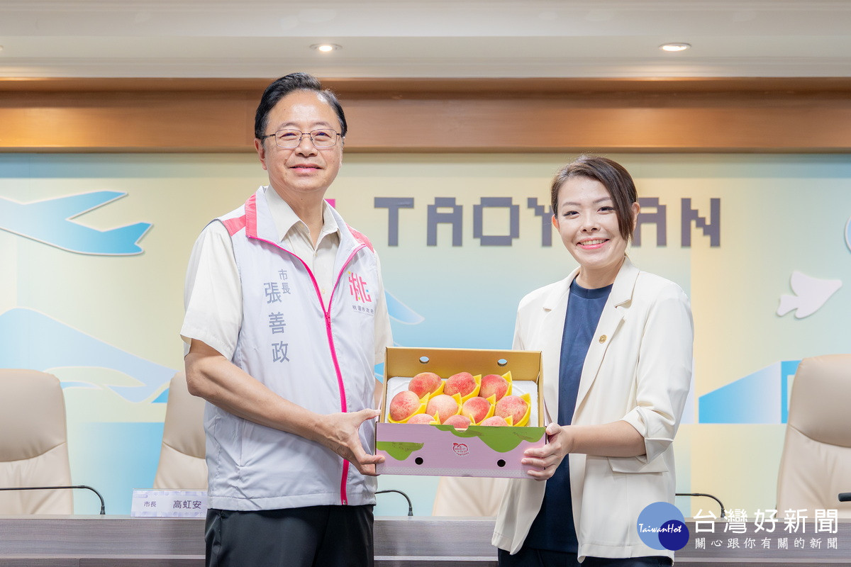 桃園市長張善政贈送新竹市長高虹安盛產中的拉拉山水蜜桃禮盒。<br /><br /> 
