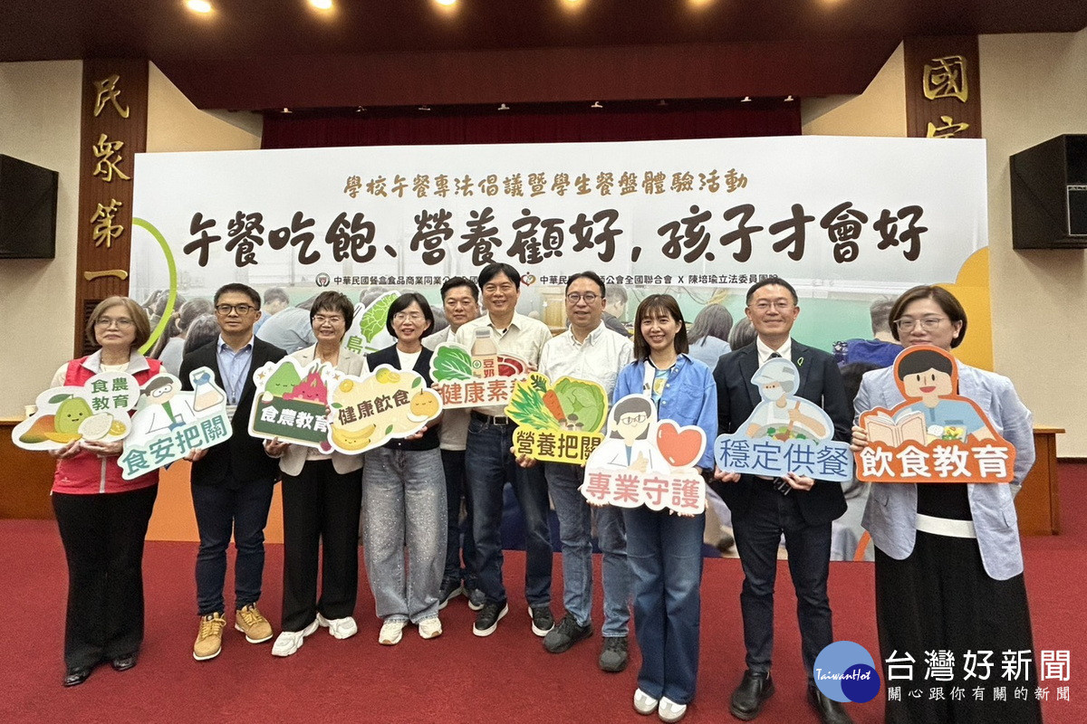 民進黨桃園市長參選人黃世杰出席「午餐吃飽、營養顧好，孩子才會好」學生餐盤體驗活動。