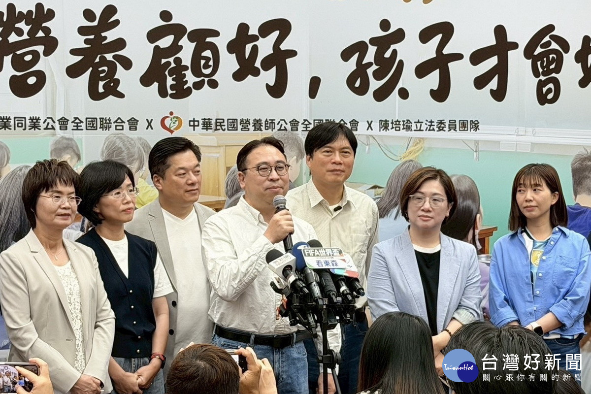 民進黨桃園市長參選人黃世杰出席學生餐盤體驗活動中，宣誓支持《學校午餐及飲食教育條例》<br /><br /> 