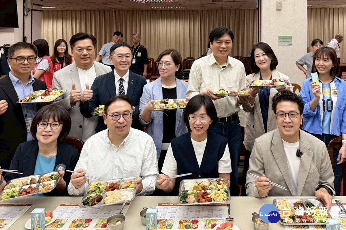 民進黨桃園市長參選人黃世杰出席「午餐吃飽、營養顧好，孩子才會好」學生餐盤體驗活動。