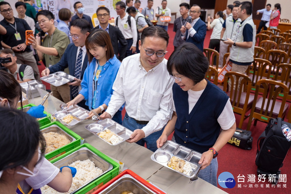 民進黨桃園市長參選人黃世杰出席學生餐盤體驗活動中，宣誓支持《學校午餐及飲食教育條例》<br /><br /> 