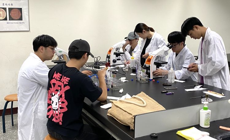《圖說》生物醫學營隊透過血糖檢測與醫學影像探索認識健康科技應用。〈教育局提供〉