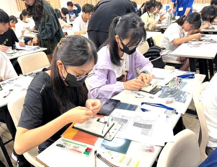 《圖說》IC半導體電路應用設計完成專屬電子作品體驗。〈教育局提供〉