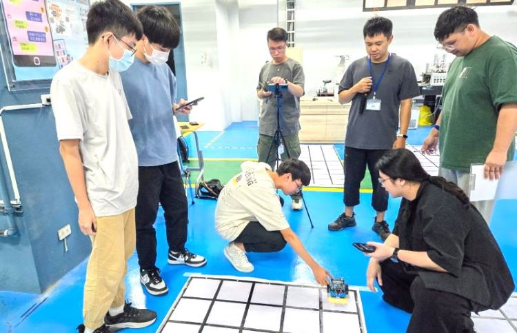 《圖說》AI機器人營隊體驗3D列印、CNC加工、機械手臂與AI影像辨識。〈教育局提供〉