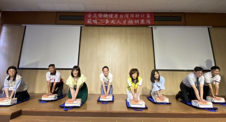 《圖說》「深耕計畫＋韌性醫療」倡議活動，示範CPR操作，右四為板橋榮家主任陳桂美。〈板橋榮家提供〉