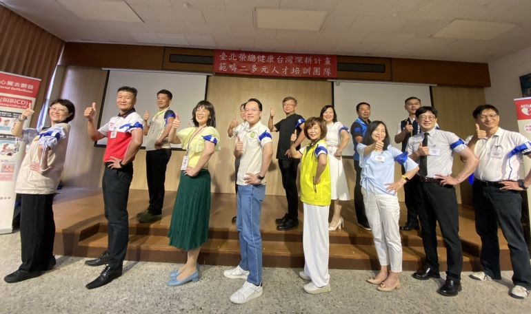 《圖說》板橋榮家「深耕計畫＋韌性醫療」倡議活動示範CPR人員合影。〈板橋榮家提供〉