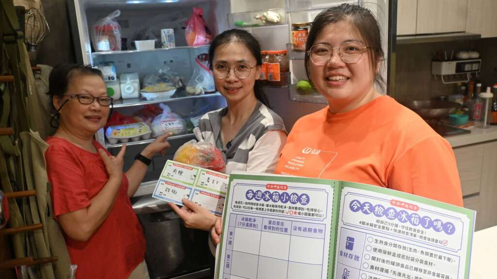 ▲弘道基金會藉由冰箱理術教導長者正確使用冰箱，避免食物屯塞過期並檢視採買食材是否營養均衡。（圖／弘道基金會提供）